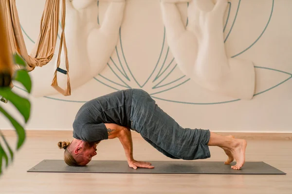 Vuxen Man Med Yogi Skägg Gör Handstand Från Yoga Vacker — Stockfoto