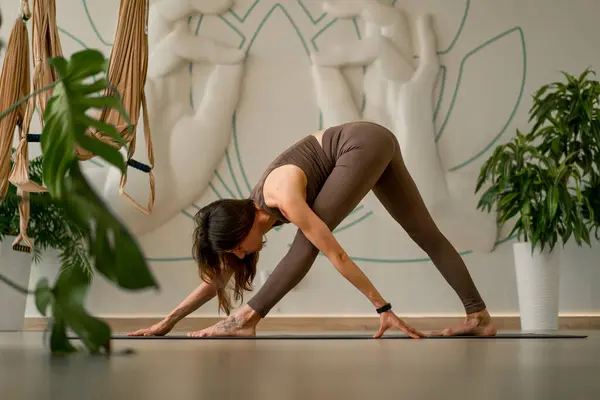 Güzel Bir Yoga Stüdyosunda Sırtını Bacaklarını Esneten Genç Bir Kadının — Stok fotoğraf