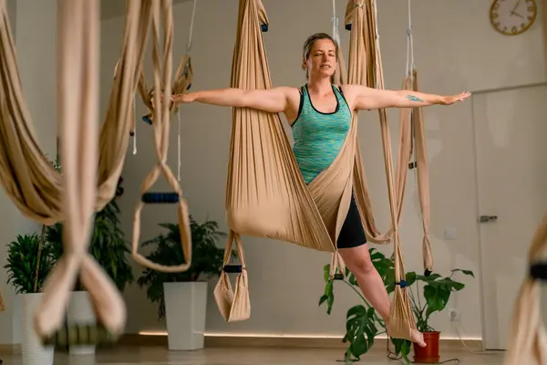 Mollig Positief Meisje Professioneel Voert Vliegen Yoga Oefeningen Lucht Speciale — Stockfoto