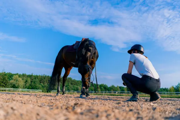 Una Cavallerizza Casco Abbraccia Graffia Suo Bellissimo Cavallo Nero Con — Foto Stock