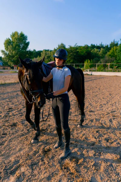 Jezdec Helmě Vede Svého Krásného Černého Koně Postrojem Jezdecké Aréně — Stock fotografie