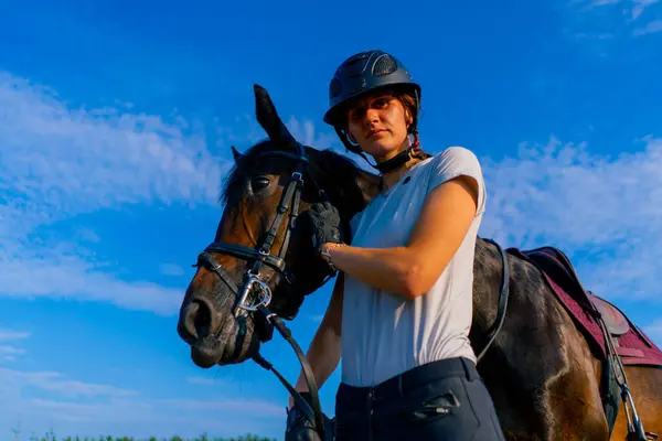 Cavaliere Casco Conduce Suo Bellissimo Cavallo Nero Dall Imbracatura Nel — Foto Stock