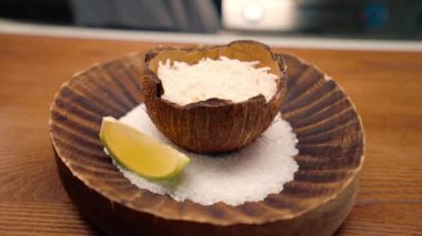 Lokantada nefis taze pilav ve Asya mutfağı sunumu.