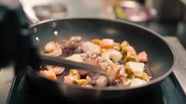 Otel restoranında profesyonel mutfak. Karides karidesli, midyeli, somon balıklı yakın deniz ürünleri.