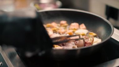 Otel restoranında profesyonel mutfak. Karides karidesli, midyeli, somon balıklı yakın deniz ürünleri.