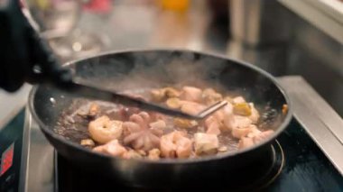 Otel restoranında profesyonel mutfak. Karides karidesli, midyeli, somon balıklı yakın deniz ürünleri.