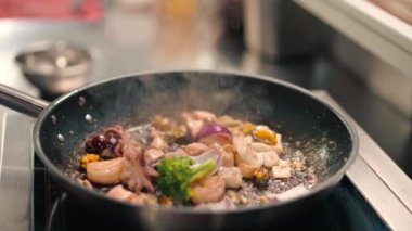 Otel restoranında profesyonel mutfak. Karides karidesli, midyeli, somon balıklı yakın deniz ürünleri.