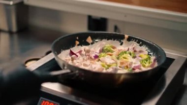 Otel restoranında profesyonel mutfak. Karides karidesli, midyeli, somon balıklı yakın deniz ürünleri.