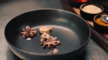 Otel restoranında profesyonel mutfak. Kapalı deniz ürünleri tavası. Kızarmış karides, midye, somon balığı.