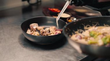 Otel restoranında profesyonel mutfak. Kapalı deniz ürünleri tavası. Kızarmış karides, midye, somon balığı.