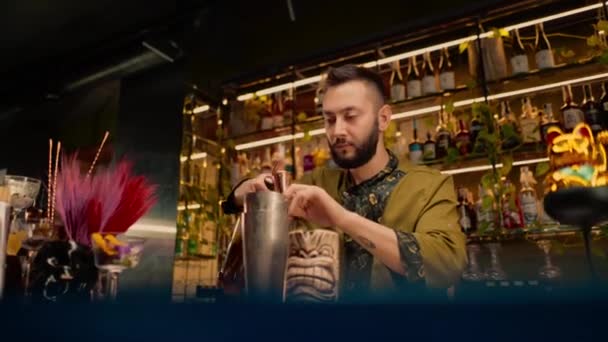 Barman Profissional Derrama Álcool Uma Coqueteleira Processo Fazer Coquetéis Clube — Vídeo de Stock