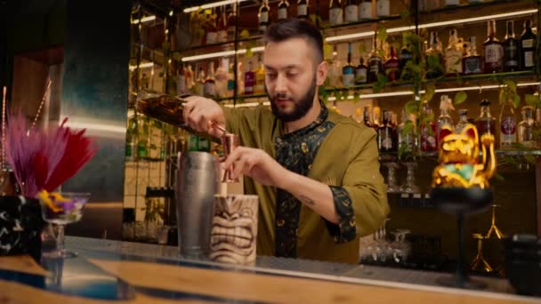 Profesionální Barman Nalévá Alkohol Koktejlu Baru Kde Připravují Koktejly — Stock video