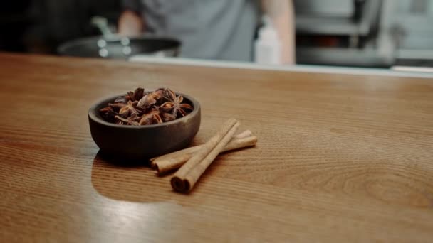 Kruiderijen Voor Voedsel Een Professionele Keuken Een Restaurant Kaneelstokjes Voor — Stockvideo