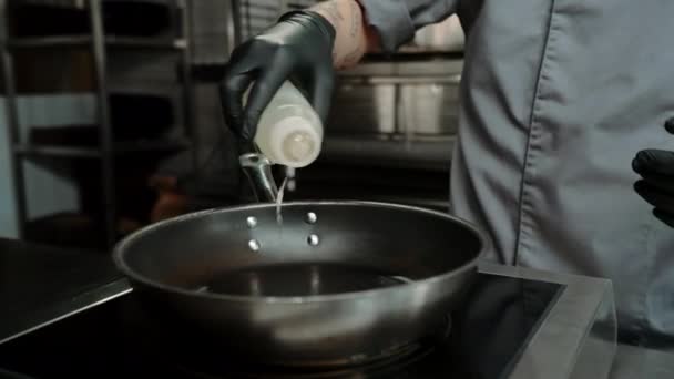 Chef Uma Cozinha Profissional Restaurante Derramando Óleo Panela Antes Cozinhar — Vídeo de Stock