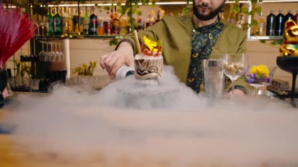 Barista Professionale Versa Vicino Fresco Alcolico Delizioso Cocktail Azoto Liquido — Video Stock