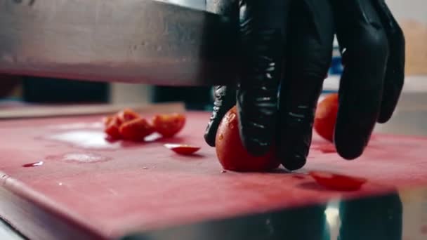 Zbliżenie Rąk Kucharza Czarnych Rękawiczkach Krojenie Warzyw Nożem Przygotowywania Sałatki — Wideo stockowe