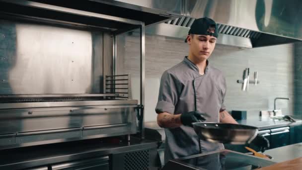 Potret Seorang Koki Muda Yang Bijaksana Dapur Profesional Restoran Menggoreng — Stok Video