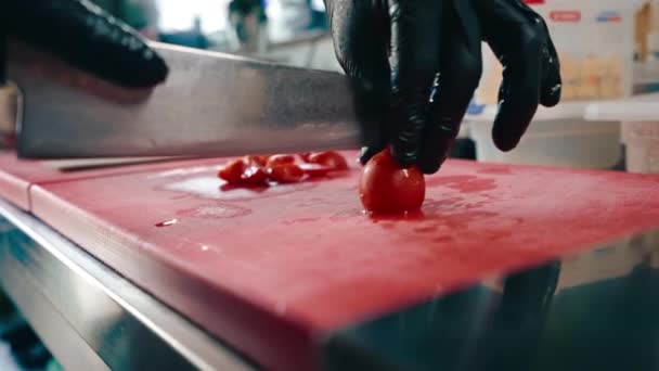 Profesyonel Mutfakta Salata Hazırlamak Için Bıçakla Sebze Kesen Siyah Eldivenli — Stok video