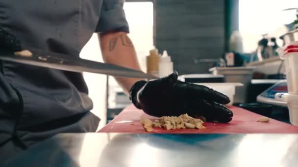 Profesyonel Mutfakta Salata Hazırlamak Için Bıçakla Sebze Kesen Siyah Eldivenli — Stok video