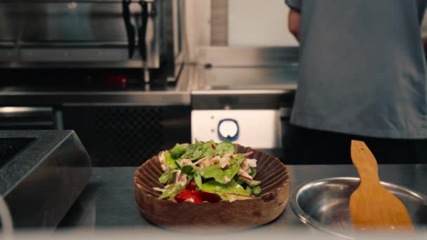 Chef Restaurant Serves Freshly Prepared Salad Chicken Plate Professional Asian — Stock Video