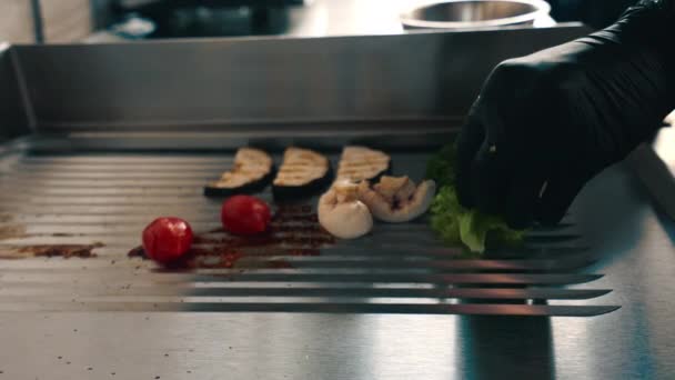 Nahaufnahme Von Gegrilltem Gemüse Kochen Professionellen Restaurant Küche Pilze Auberginen — Stockvideo