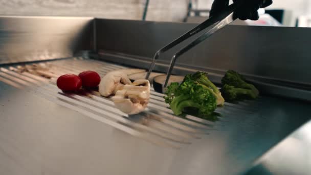 专业餐厅内烧烤蔬菜的特写厨房蘑菇茄子卷心菜 — 图库视频影像