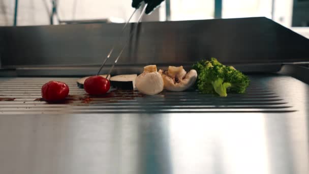 Zblízka Grilované Zeleniny Vaření Profesionální Restauraci Kuchyně Houby Lilek Zelí — Stock video