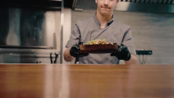Σεφ Του Εστιατορίου Σερβίρει Φρεσκομαγειρεμένη Σαλάτα Κοτόπουλο Στο Πιάτο Επαγγελματική — Αρχείο Βίντεο