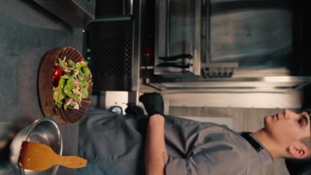 Σεφ Του Εστιατορίου Σερβίρει Φρεσκομαγειρεμένη Σαλάτα Κοτόπουλο Κάθετο Βίντεο Στο — Αρχείο Βίντεο