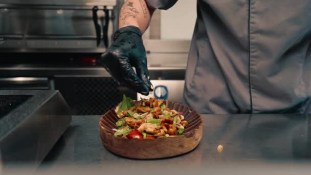 这家餐馆的厨师提供最新准备的色拉和盘子里的鸡肉专业的亚洲菜 — 图库视频影像