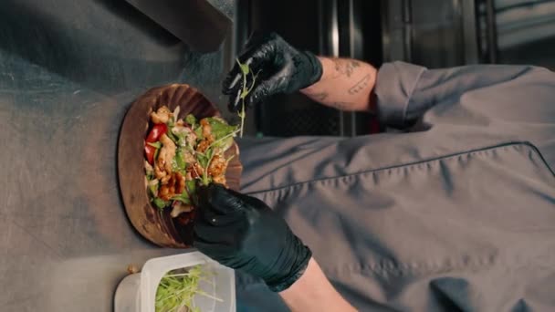 Шеф Повар Ресторана Предлагает Свежеприготовленный Салат Куриным Вертикальным Видео Тарелке — стоковое видео