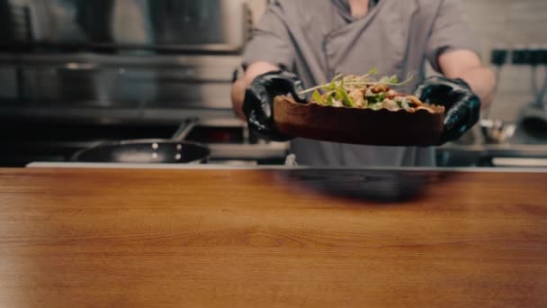 Bucătarul Restaurantului Servește Salată Proaspăt Preparată Pui Farfurie — Videoclip de stoc