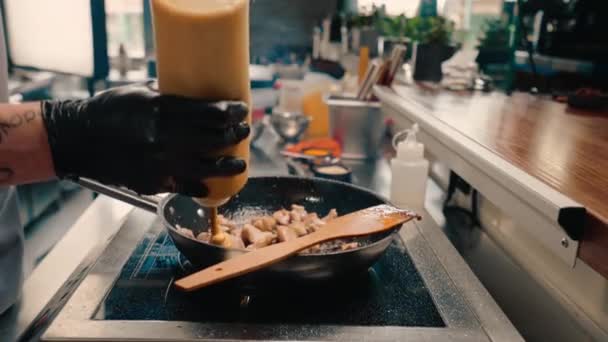 Close Chef Uma Cozinha Restaurante Profissional Adicionando Molho Para Frigideira — Vídeo de Stock