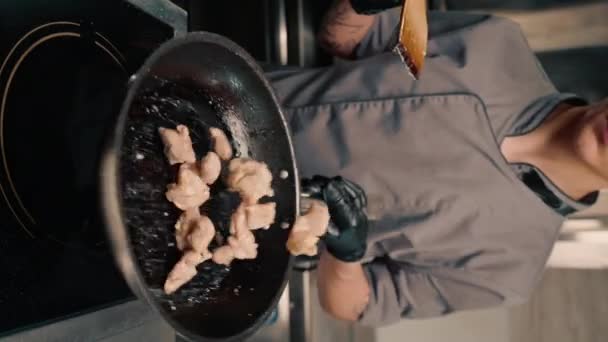 Chef Dans Une Cuisine Professionnelle Dans Restaurant Frire Filet Poulet — Video