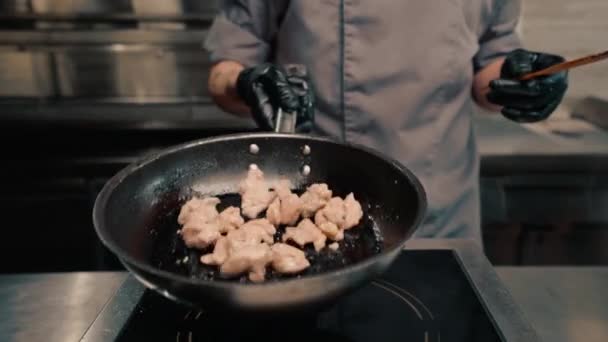 Szef Kuchni Profesjonalnej Kuchni Restauracji Smażenie Soczysty Filet Kurczaka Patelni — Wideo stockowe
