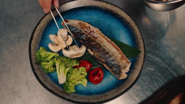 Delicioso Plato Aromático Dorado Pescado Con Verduras Plato Parrilla Cocina — Vídeos de Stock