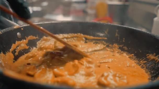Close Chef Restaurante Profissional Cozinha Mexendo Molho Curry Com Frango — Vídeo de Stock