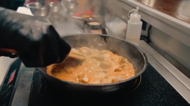 Närbild Kock Professionell Restaurang Kök Lägga Sås Till Curry Pan — Stockvideo