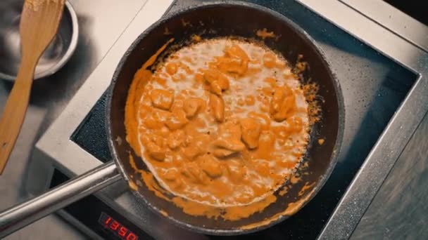 专业餐厅厨房里一位厨师的特写镜头 用泛亚洲菜谱上的鸡肉搅拌咖喱酱汁 — 图库视频影像