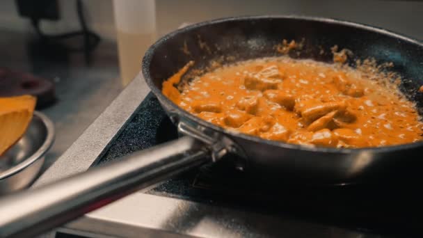 Närbild Kock Professionell Restaurang Kök Omrörning Currysås Med Kyckling Pan — Stockvideo