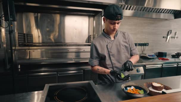 Restaurang Kock Serverar Nylagad Läcker Curry Tallrik Professionell Asiatisk Mat — Stockvideo