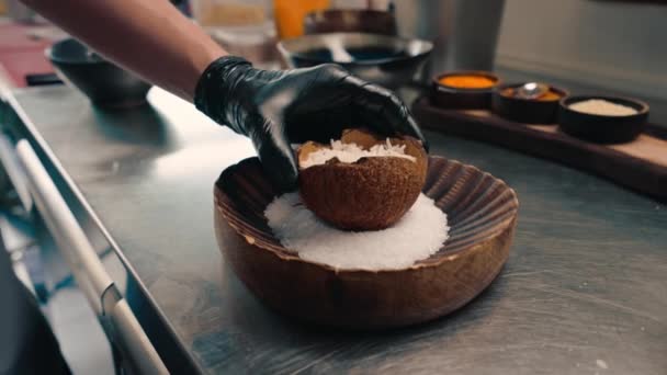 Restauracja Kucharz Serwuje Świeżo Ugotowany Ryż Talerzu Kokosowym Profesjonalna Kuchnia — Wideo stockowe