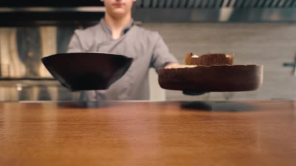 Restauracja Kucharz Pokazuje Świeżo Przygotowane Pyszne Curry Ryż Zaprasza Gości — Wideo stockowe