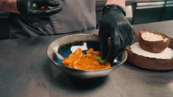 Ristorante Chef Serve Curry Delizioso Appena Preparato Nel Piatto Professionale — Video Stock