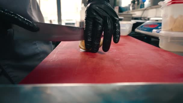 Zbliżenie Rąk Szefa Kuchni Czarnych Rękawiczkach Cięcie Cytryny Nożem Obsługującym — Wideo stockowe