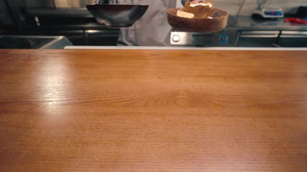 Chef Restaurant Montre Fraîchement Préparé Délicieux Curry Riz Invite Essayer — Video