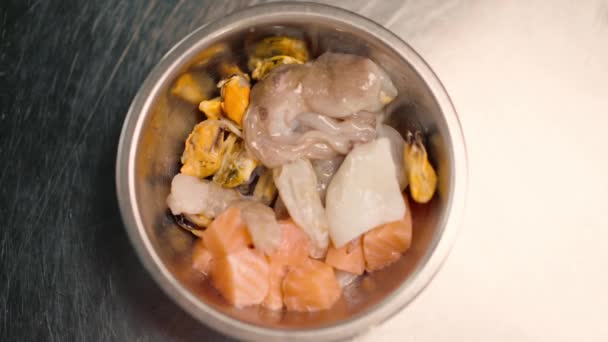 トップビューを調理する前にプロのキッチンで金属製のボウルで新鮮な生の魚介類のクローズアップ — ストック動画