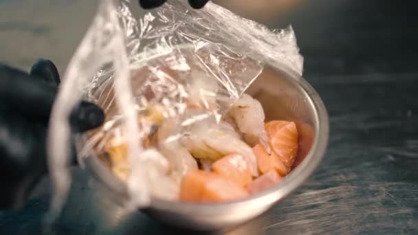 調理する前にプロのキッチンで金属製のボウルで新鮮な生の魚介類のクローズアップ — ストック動画