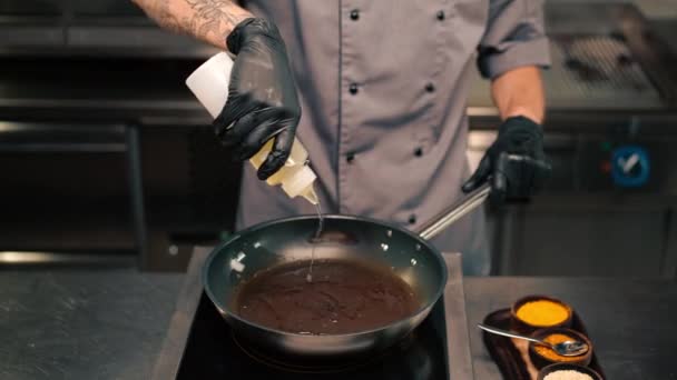 Kock Ett Professionellt Kök Restaurang Hälla Olja Pan Innan Matlagning — Stockvideo