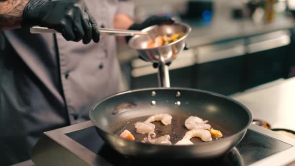 酒店餐厅的专业厨房里 厨师把带有钳子的海鲜放在平底锅里 把它们作为亚洲菜的特写 — 图库视频影像